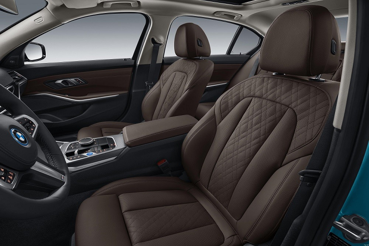 Những trang bị đáng chú ý khác của BMW i3 2022 bao gồm cửa sổ trời toàn cảnh Panorama ... rèm che nắng chỉnh điện, hệ thống điều hòa tự động 3 vùng, cho phép hành khách chỉnh nhiệt độ ở từng vị trí của hàng ghế sau và hệ thống âm thanh Harman Kardon 17 loa, công suất 535 W tùy chọn.