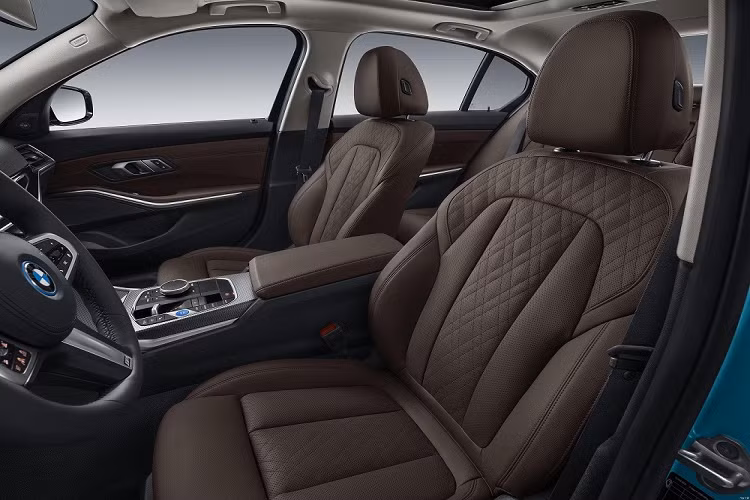 Những trang bị đáng chú ý khác của BMW i3 2022 bao gồm cửa sổ trời toàn cảnh Panorama ... rèm che nắng chỉnh điện, hệ thống điều hòa tự động 3 vùng, cho phép hành khách chỉnh nhiệt độ ở từng vị trí của hàng ghế sau và hệ thống âm thanh Harman Kardon 17 loa, công suất 535 W tùy chọn.