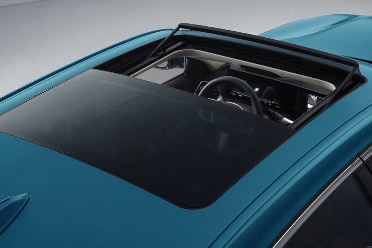 Bên trong BMW i3 2022 là không gian nội thất tạo cảm giác công nghệ cao nhờ màn hình cong nằm độc lập trên mặt táp-lô. Màn hình này kết hợp giữa bảng đồng hồ kỹ thuật số 12,3 inch và màn hình thông tin giải trí dạng cảm ứng 14,9 inch, hỗ trợ Apple CarPlay.