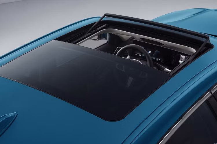 Bên trong BMW i3 2022 là không gian nội thất tạo cảm giác công nghệ cao nhờ màn hình cong nằm độc lập trên mặt táp-lô. Màn hình này kết hợp giữa bảng đồng hồ kỹ thuật số 12,3 inch và màn hình thông tin giải trí dạng cảm ứng 14,9 inch, hỗ trợ Apple CarPlay.