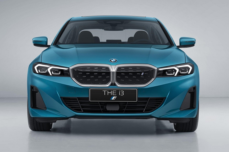 Trên đầu xe, BMW i3 2022 được trang bị lưới tản nhiệt hình quả thận đôi đặc trưng của thương hiệu Đức. Tuy nhiên, vì đây là ô tô điện nên lưới tản nhiệt được thiết kế đóng kín và sơn màu đen bóng. Bao quanh lưới tản nhiệt là viền màu xanh dương vốn là đặc điểm nhận dạng cho xe thân thiện với môi trường của thương hiệu BMW.