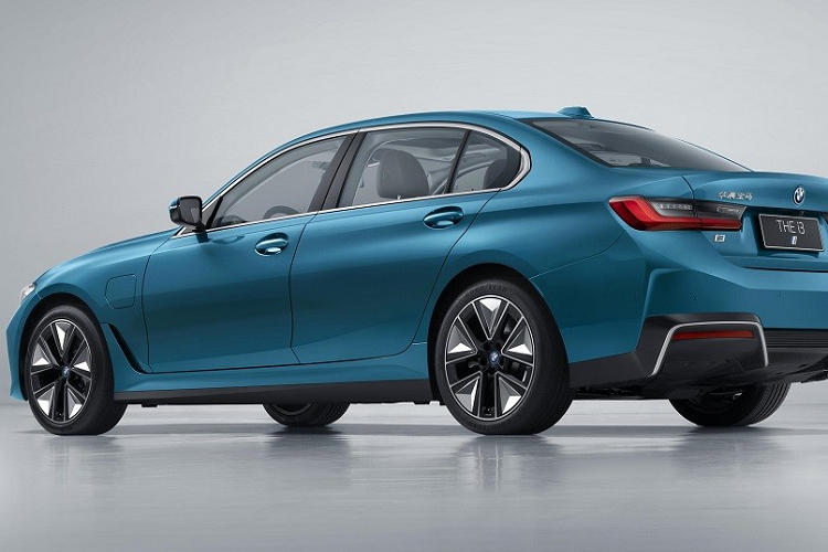 Bỏ ra số tiền trên, khách hàng Trung Quốc sẽ nhận về mẫu sedan có kích thước khá lớn, bao gồm chiều dài 4.872 mm, chiều rộng 1.846 mm, chiều cao 1.481 mm và chiều dài cơ sở 2.966 mm. Như vậy, so với BMW 3-Series, mẫu ô tô điện này dài hơn 163 mm, rộng hơn 19 mm, cao hơn 39 mm và có chiều dài cơ sở nhỉnh hơn 115 mm. Thậm chí, BMW i3 2022 mới còn có chiều dài cơ sở ngang ngửa 5-Series.