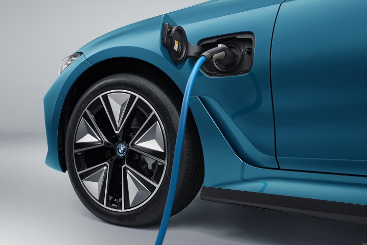 Nguồn cung cấp sức mạnh cho sedan điện BMW i3 2022 là mô-tơ điện mạnh 282 mã lực và 400 Nm, kết hợp với cụm pin 70 kWh. Nhờ đó, xe có thể tăng tốc từ 0-100 km/h trong 6,2 giây và chạy được 526 km sau khi sạc đầy pin.