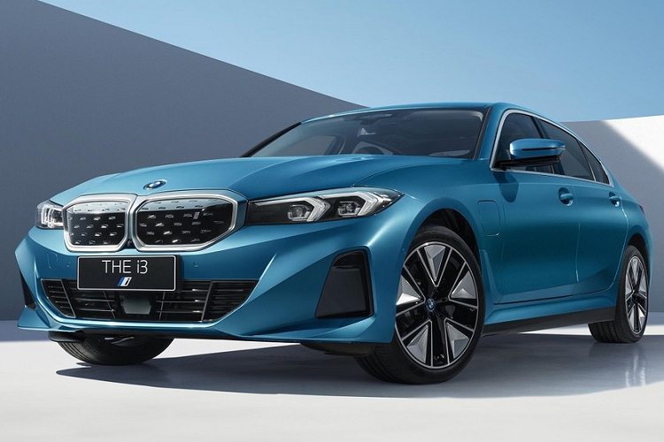 Bên ngoài, BMW i3 2022 mang trên mình thiết kế ngoại thất mượt mà với hệ số lực cản không khí chỉ 0,24 Cd. Điều này rất quan trọng với ô tô điện vì hệ số lực cản không khí thấp sẽ giúp kéo dài phạm vi hoạt động của xe sau khi sạc đầy pin.