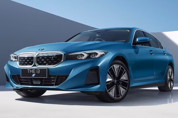 Bên ngoài, BMW i3 2022 mang trên mình thiết kế ngoại thất mượt mà với hệ số lực cản không khí chỉ 0,24 Cd. Điều này rất quan trọng với ô tô điện vì hệ số lực cản không khí thấp sẽ giúp kéo dài phạm vi hoạt động của xe sau khi sạc đầy pin.