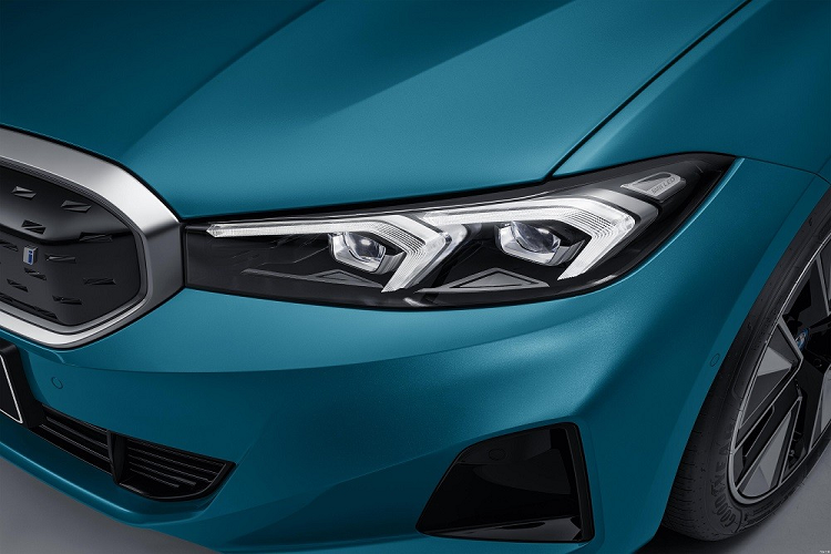 Nằm hai bên lưới tản nhiệt là cụm đèn pha Angel Eye phong cách mới, tích hợp 2 dải đèn LED định vị ban ngày hình chữ "L". Thêm vào đó là hốc gió trung tâm hình thang ngược mới và những đường cắt sắc sảo, tạo hiệu ứng không gian 3 chiều mạnh mẽ hơn.
