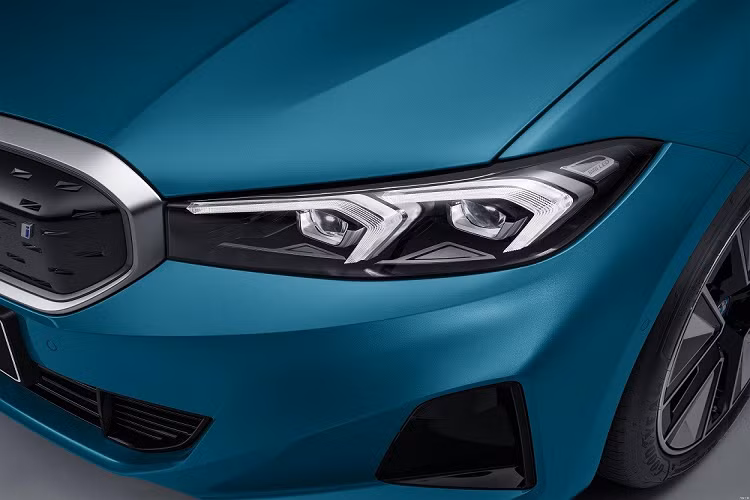 Nằm hai bên lưới tản nhiệt là cụm đèn pha Angel Eye phong cách mới, tích hợp 2 dải đèn LED định vị ban ngày hình chữ "L". Thêm vào đó là hốc gió trung tâm hình thang ngược mới và những đường cắt sắc sảo, tạo hiệu ứng không gian 3 chiều mạnh mẽ hơn.