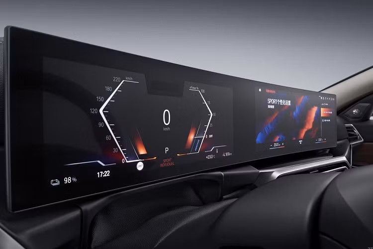 Với hệ điều hành BMW iDrive 8.0, mẫu xe này cung cấp 24 chương trình như WeChat, Tencent Small Scene 2.0, QQ Music và Himalaya Music. Bên cạnh đó, BMW i3 2022 còn có tính năng cập nhật phần mềm qua WiFi. Ngoài hệ thống đèn viền nội thất với 9 cách kết hợp màu sắc tiêu chuẩn...