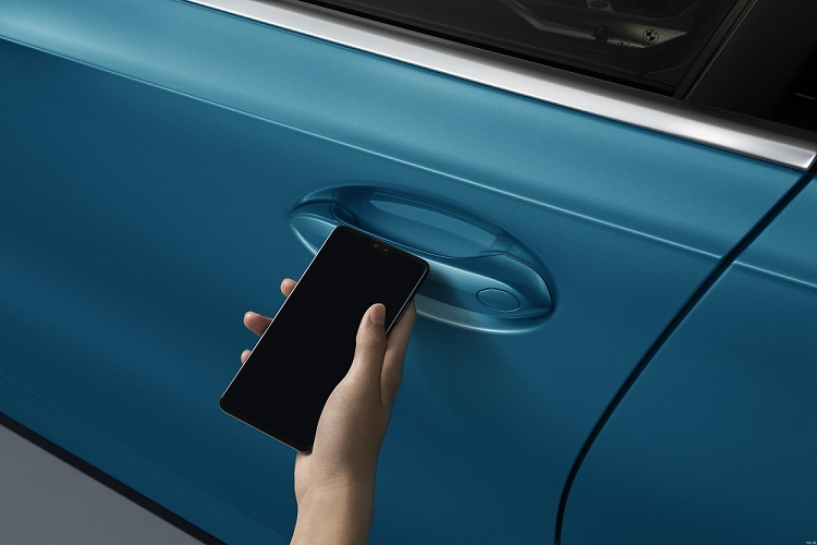 Đằng sau, BMW i3 2022 được trang bị cụm đèn hậu LED với tạo hình chữ "L" bên trong, tương tự dải đèn LED định vị ban ngày. Ngoài ra, xe còn có cánh gió nhỏ trên nắp cốp sau, bộ khuếch tán gió ở hai góc đuôi xe...