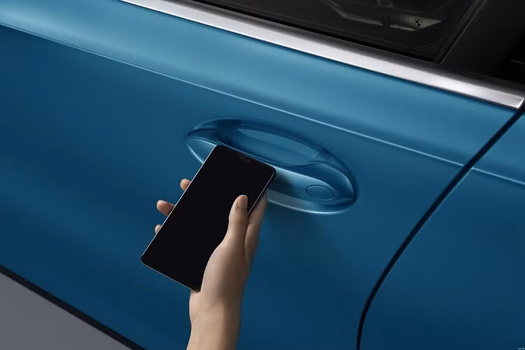 Đằng sau, BMW i3 2022 được trang bị cụm đèn hậu LED với tạo hình chữ "L" bên trong, tương tự dải đèn LED định vị ban ngày. Ngoài ra, xe còn có cánh gió nhỏ trên nắp cốp sau, bộ khuếch tán gió ở hai góc đuôi xe...