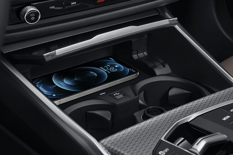 Tương tự X5 Li 2022, mẫu ô tô này cũng được trang bị khóa kỹ thuật số BMW Digital Key. Nhờ đó, người lái có thể mở cửa bằng ứng dụng trên điện thoại thông minh. Khi vào bên trong xe, người lái chỉ cần đặt điện thoại lên khay sạc không dây để khởi động máy mà không cần dùng đến chìa khóa.