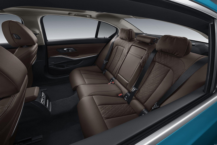 Vòng sang bên sườn, chúng ta sẽ bắt gặp khe gió được thiết kế theo phong cách mang cá mập, nối liền với đường dập gân trên cửa. Bên cạnh đó là bộ vành hợp kim 19 inch với thiết kế khí động lực học và lốp lực cản lăn thấp để giảm tiêu thụ điện năng.