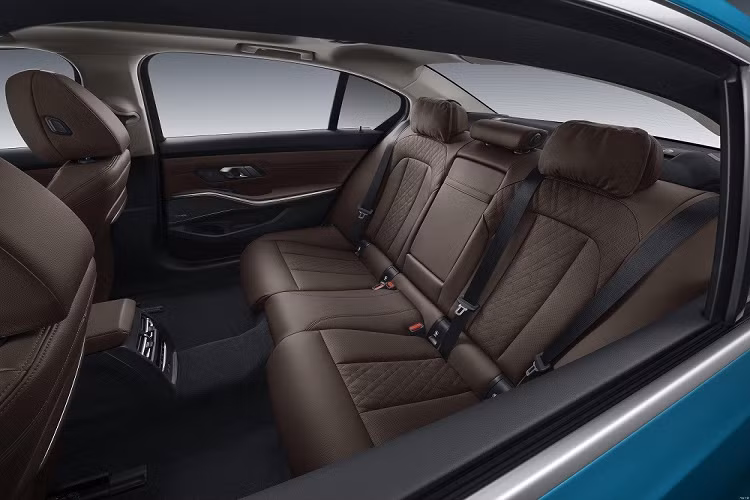 Vòng sang bên sườn, chúng ta sẽ bắt gặp khe gió được thiết kế theo phong cách mang cá mập, nối liền với đường dập gân trên cửa. Bên cạnh đó là bộ vành hợp kim 19 inch với thiết kế khí động lực học và lốp lực cản lăn thấp để giảm tiêu thụ điện năng.