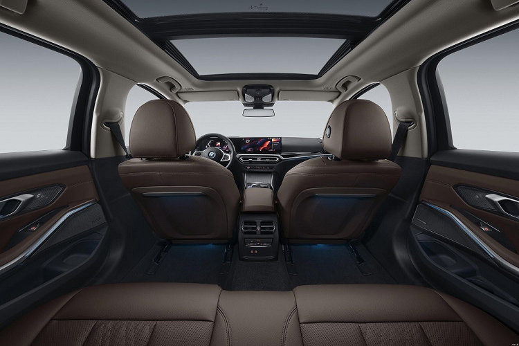 Trong khi đó, ghế được bọc bằng da tổng hợp Sensatec 2.0 thoáng khí, thân thiện với môi trường và tạo cảm giác tinh tế cho nội thất. Đệm ghế và lưng ghế còn dày hơn so với BMW 3-Series.