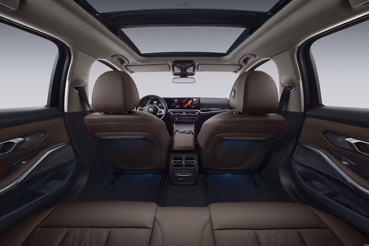 Trong khi đó, ghế được bọc bằng da tổng hợp Sensatec 2.0 thoáng khí, thân thiện với môi trường và tạo cảm giác tinh tế cho nội thất. Đệm ghế và lưng ghế còn dày hơn so với BMW 3-Series.