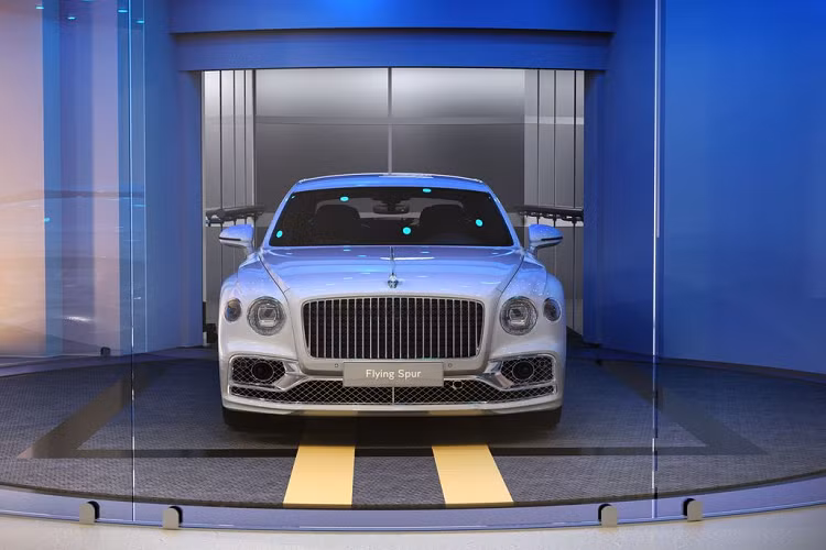 Dezervator chỉ chở được một xe duy nhất, nhưng nó có thể vận chuyển chiếc ôtô lên cả căn hộ trên tầng cao nhất của tòa nhà cao 749 ft (228 mét).