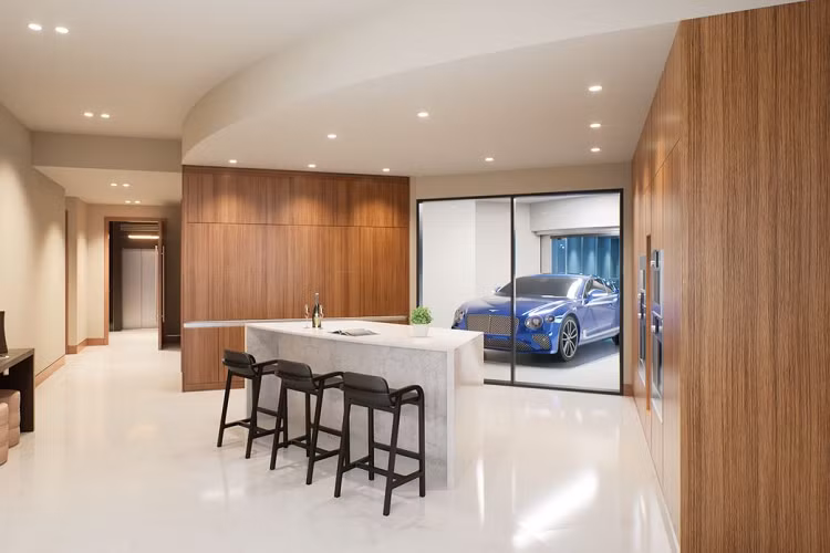 Hệ thống tường bao bên ngoài chiếc thang máy được làm toàn bộ bằng kính, nhờ đó người dùng có thể vừa ngắm cảnh thư giãn vừa chờ xe được đưa lên tận nhà.