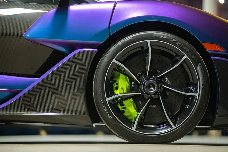 Chiếc McLaren Sabre đổi màu này được tạo ra bởi bộ phận MSO (McLaren Special Operations), bộ phận chuyên phụ trách mảng cá nhân hoá đặc biệt của thương hiệu siêu xe Anh Quốc và lấy cảm hứng từ bản concept Ultimate Vision Gran Turismo từng được ra mắt vào năm 2017.