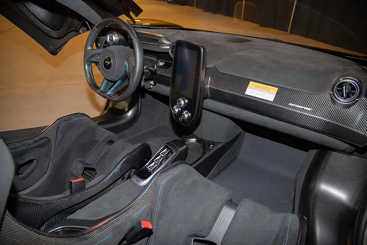 McLaren gọi đây là màu “Pacific Colour Stream”, được bao phủ trên lớp sợi carbon trần, tạo nên điểm nhấn ngoại thất cho chiếc siêu xe. Một trong những điểm đáng chú ý của cực phẩm McLaren Sabre chính là ở việc người dùng hoàn toàn có thể tham gia vào quá trình thiết kế và sản xuất của xe.