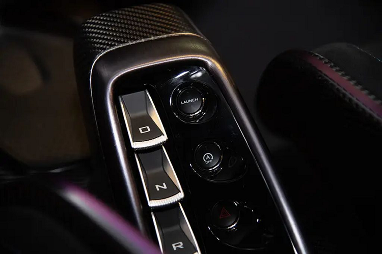 Việc tham gia vào quá trình thiết kế được thực hiện thông qua các buổi chạy thử của xe ở trường đua Thermal Club Private Race Track. Tất cả phản hồi, ý kiến của khách hàng sẽ được McLaren thu thập và phân tích, sau đó điều chỉnh lại dựa theo mức độ phù hợp thực tế.