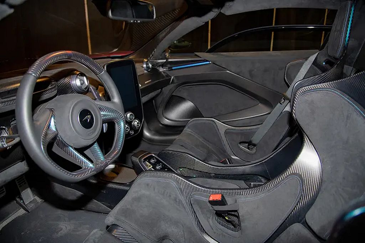 Chiếc xe trong bài viết sở hữu màu sơn ngoại thất rất đặc biệt. Nó có khả năng chuyển màu từ xanh lam sang tím tùy thuộc vào điều kiện ánh sáng và góc độ của người nhìn.