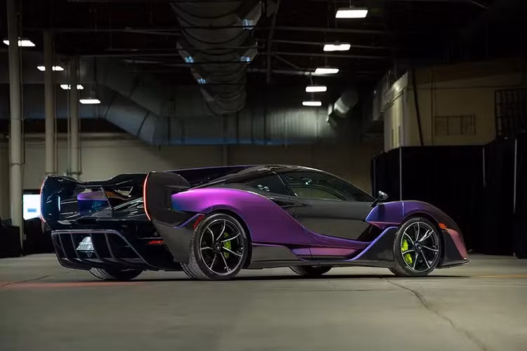 Thêm vào đó là các điểm nhấn màu xanh trên viền vô lăng hay đường chỉ khâu. Ghế ngồi kiểu xe đua của mẫu xe “đàn anh” Senna đã được thay thế bằng bộ ghế mới, thoải mái và êm ái hơn nhưng vẫn không thể điều chỉnh độ ngả lưng.