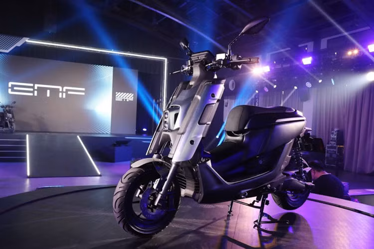 Trong khi nhiều người đang mong chờ Yamaha tung ra mẫu xe ga chạy điện hoàn toàn mới của mình là E01, thương hiệu xe Nhật Bản lại gây bất ngờ bằng một mẫu xe điện hoàn toàn khác với tên gọi Yamaha EMF 2022 mới dành cho thị trường Đài Loan.