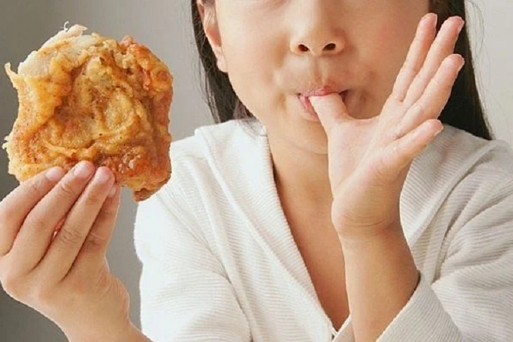 Be trai 6 tuoi mai chang cao them, BS chi ra 4 loai thuc pham doc hon ca tui nilon