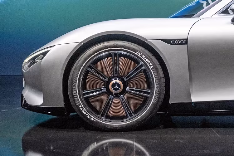 Bước vào bên trong Mercedes-Benz Vision EQXX, người dùng sẽ bắt gặp màn hình một mảnh, kéo dài trên mặt táp-lô. Màn hình mini LED 8K này có chiều dài lên đến 1,2 m, nối với 2 cột A. Màn hình phục vụ hệ thống thông tin giải trí với hệ thống định vị không gian 3 chiều.
