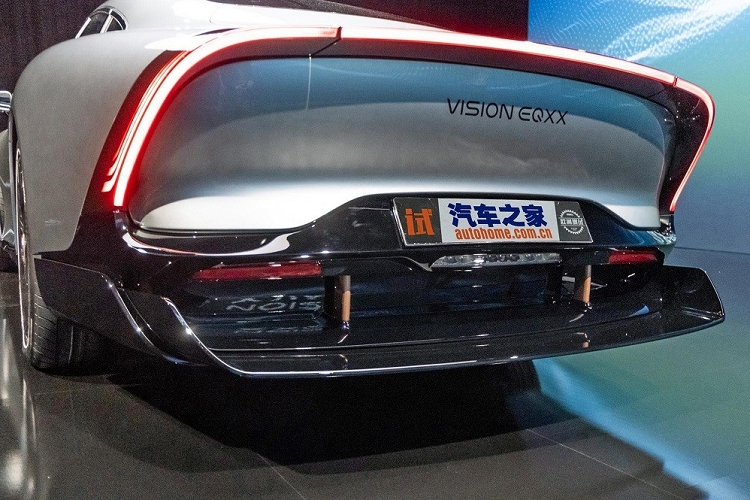 Nội thất của xe được thiết kế mang hơi hướng tương lai và bền vững với chất liệu giả da Mylo làm từ sợi nấm. Trong khi đó, da Deserttex được sản xuất từ sợi cây xương rồng kết hợp với polyurethane gốc thực vật. Ngoài ra, bên trong nội thất còn có những chất liệu làm từ polyethylene tái chế (PET), sợi tre và lụa giả Biosteel.