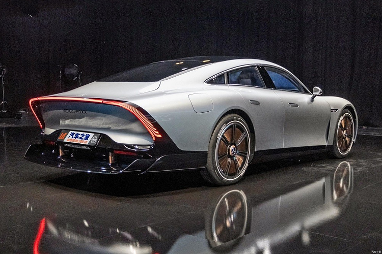 Để đạt được điều đó, hãng xe sang Mercedes-Benz đã thiết kế khu vực phía trước nhỏ cho Vision EQXX. Thậm chí, mẫu xe concept này còn có khu vực phía trước nhỏ hơn cả Mercedes-Benz CLA. Trên đầu xe còn có khe gió thanh mảnh và cản trước phẳng, tích hợp logo ngôi sao 3 cánh, để giảm hệ số lực cản không khí. Ngoài ra, Mercedes-Benz Vision EQXX còn có 2 khe gió trên nắp ca-pô và phía sau chắn bùn trước.