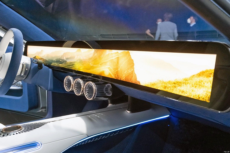 Đằng sau, mẫu xe concept mới được trang bị cụm đèn hậu LED hình vòm, tạo hiệu ứng thị giác ấn tượng. Bộ khuếch tán gió cỡ lớn phía sau được thiết kế hướng ra ngoài, giúp giảm hệ số lực cản không khí.