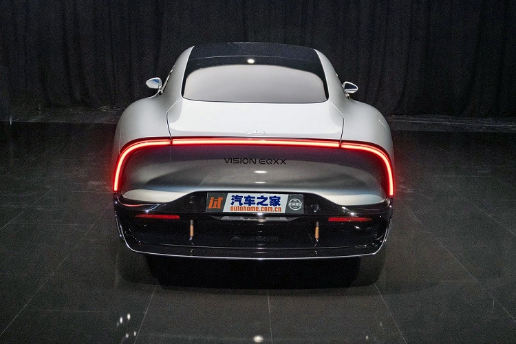 Chưa hết, Mercedes-Benz Vision EQXX còn có hệ thống ra lệnh bằng giọng nói "Hey Mercedes" tiên tiến hơn và hệ thống âm thanh vòm 4D được thiết kế để giảm tiêu thụ năng lượng. Loa của xe được thiết kế nhỏ hơn và đặt gần tai của hành khách để giảm tình trạng bóp méo âm thanh.