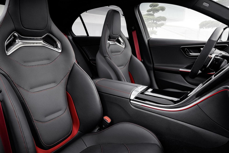 Khi ngồi sau vô lăng của Mercedes-AMG C43 4Matic 2023, người điều khiển có thể chọn 1 trong 5 chế độ lái là Slippery, Comfort, Sport, Sport+ và Individual. Ngay cả hệ thống cân bằng điện tử của xe cũng có 3 chế độ, bao gồm Basic, Advanced và Pro.