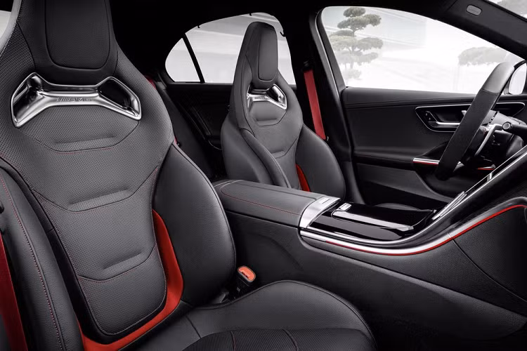 Khi ngồi sau vô lăng của Mercedes-AMG C43 4Matic 2023, người điều khiển có thể chọn 1 trong 5 chế độ lái là Slippery, Comfort, Sport, Sport+ và Individual. Ngay cả hệ thống cân bằng điện tử của xe cũng có 3 chế độ, bao gồm Basic, Advanced và Pro.