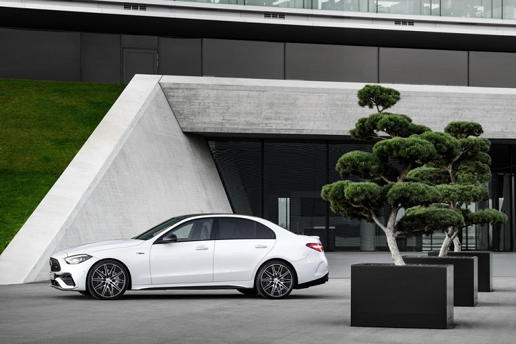 Tiếp đến là vô lăng AMG Performance, lẫy chuyển số bằng nhôm màu bạc, những chi tiết ốp bằng sợi carbon, bộ bàn đạp thể thao AMG, thảm sàn AMG và ốp bậc cửa phát sáng. Hệ thống thông tin giải trí MBUX của xe cũng có giao diện và những tính năng dành riêng cho xe AMG như phím tắt đến hệ thống chọn chế độ lái AMG Dynamic Select hoặc hệ thống AMG Track Pace để lưu dữ liệu trên đường đua. Hiện giá xe Mercedes-AMG C43 4Matic 2023 vẫn chưa được công bố.