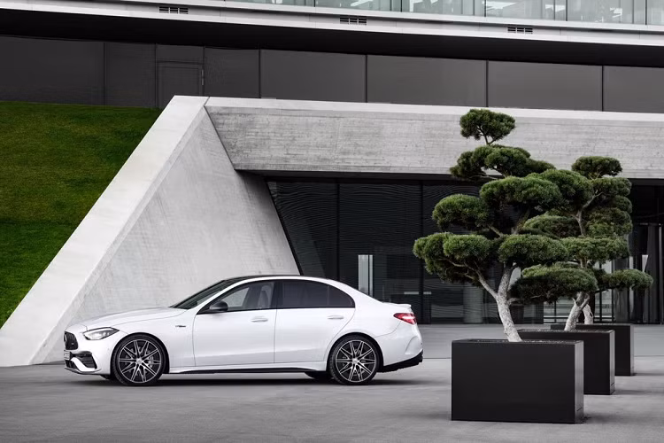 Tiếp đến là vô lăng AMG Performance, lẫy chuyển số bằng nhôm màu bạc, những chi tiết ốp bằng sợi carbon, bộ bàn đạp thể thao AMG, thảm sàn AMG và ốp bậc cửa phát sáng. Hệ thống thông tin giải trí MBUX của xe cũng có giao diện và những tính năng dành riêng cho xe AMG như phím tắt đến hệ thống chọn chế độ lái AMG Dynamic Select hoặc hệ thống AMG Track Pace để lưu dữ liệu trên đường đua. Hiện giá xe Mercedes-AMG C43 4Matic 2023 vẫn chưa được công bố.