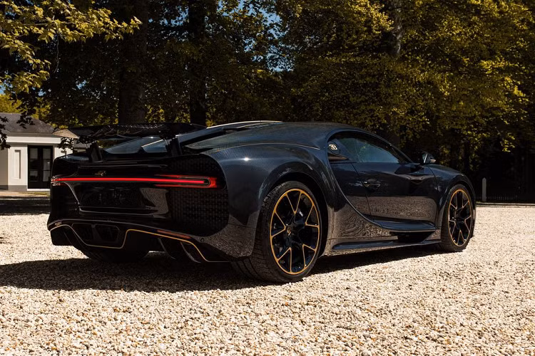 Mẫu xe Bugatti Chiron L'Ébé cực hiếm này được trang bị động cơ W16 dung tích 4.0L với 4 bộ tăng áp cho công suất tối đa 1.480 mã lực đi kèm hộp số tự động 7 cấp ly hợp kép. Xe có tốc độ tối đa 420 km/h.