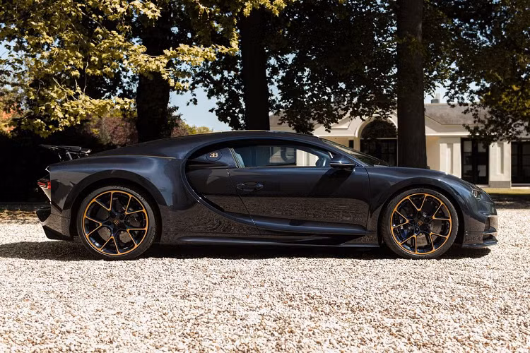 Mẫu siêu xe Bugatti Chiron L'Ébé mang ngoại thất làm bằng sợi carbon với các điểm nhấn màu vàng đậm ở vành xe, đường viền lưới tản nhiệt, dọc thân xe, biểu tượng "EB" hoặc nắp capo.