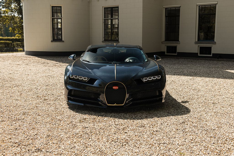 Bugatti vừa giới thiệu mẫu xe thể thao Chiron đặt theo tên cô con gái của kỹ sư ôtô nổi tiếng Ettore Bugatti. Chỉ có 3 chiếc Bugatti Chiron L'Ébé giới hạn được sản xuất gồm một chiếc Chiron và hai chiếc Chiron Sport.