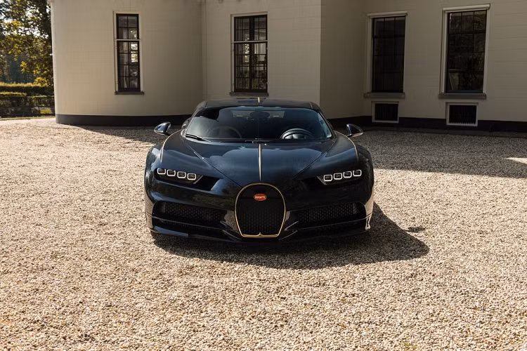 Bugatti vừa giới thiệu mẫu xe thể thao Chiron đặt theo tên cô con gái của kỹ sư ôtô nổi tiếng Ettore Bugatti. Chỉ có 3 chiếc Bugatti Chiron L'Ébé giới hạn được sản xuất gồm một chiếc Chiron và hai chiếc Chiron Sport.