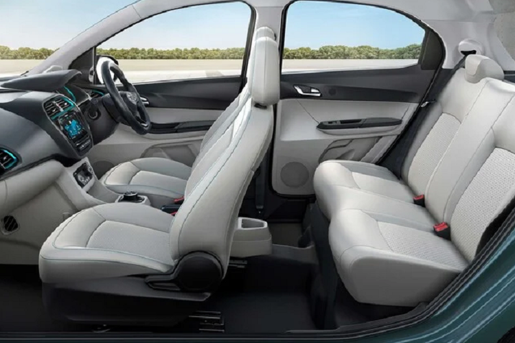 Mặc dù Tata không đưa ra thời gian tăng tốc 0-96 km/h nhưng hãng khẳng định Tiago.ev có thể đạt 0-60 km/h trong 5,7 giây. Cả động cơ điện và bộ pin đều được bảo hành 8 năm/160.000 km.