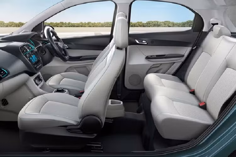 Mặc dù Tata không đưa ra thời gian tăng tốc 0-96 km/h nhưng hãng khẳng định Tiago.ev có thể đạt 0-60 km/h trong 5,7 giây. Cả động cơ điện và bộ pin đều được bảo hành 8 năm/160.000 km.