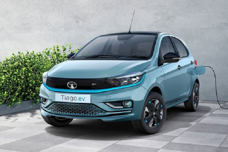 Đây là chiếc xe điện Tata Tiago.ev 2023 chạy điện mới nhất vừa được ra mắt tại Ấn Độ. Nó là một chiếc hatchback có kích thước tương đương một chiếc Hyundai i10 nhưng tuyệt vời hơn nhờ chạy hoàn toàn bằng điện và có giá chỉ từ 240 triệu đồng.