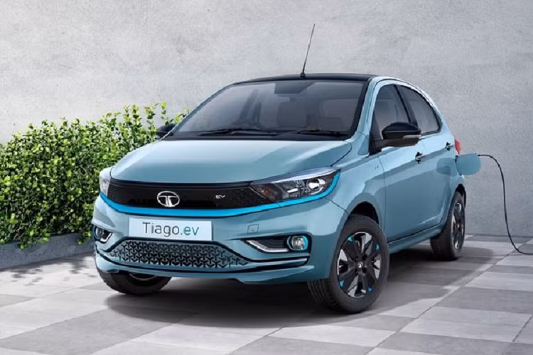 Đây là chiếc xe điện Tata Tiago.ev 2023 chạy điện mới nhất vừa được ra mắt tại Ấn Độ. Nó là một chiếc hatchback có kích thước tương đương một chiếc Hyundai i10 nhưng tuyệt vời hơn nhờ chạy hoàn toàn bằng điện và có giá chỉ từ 240 triệu đồng.