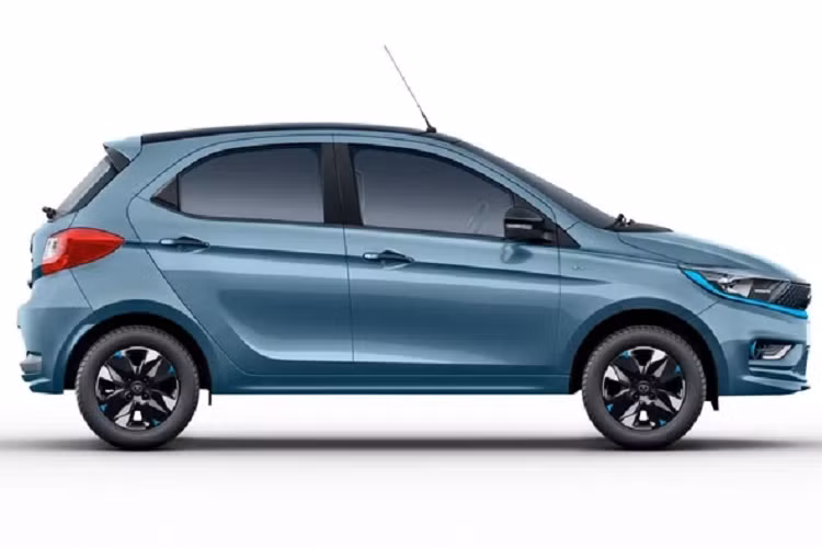 Tại Ấn, Tiago.ev 2023 siêu rẻ có nhiều cấu hình khác nhau để phù hợp với nhu cầu và túi tiền của khách hàng. Trong đó, phiên bản tiêu chuẩn của xe là Tiago.ev XE sở hữu bộ pin nhỏ 19,2 kWh, cho tầm hoạt động 250 km. Bản này có giá 8.49 Lakh (240 triệu đồng).