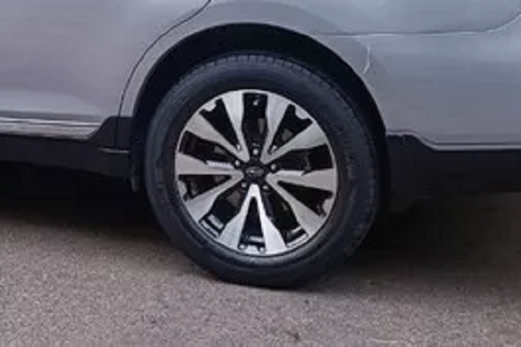 Subaru Outback 2.5i-S được trang bị động cơ Boxer 4 xi lanh đối đỉnh, dung tích 2.5L cho công suất 175 mã lực tại 5.800 v/ph và mô-men xoắn 235 Nm tại 4.000 v/ph. Đi kèm là hộp số vô cấp CVT và hệ dẫn động 4 bánh đối xứng Symmetrical AWD đặc trưng của Subaru. Ngoài ra, hỗ trợ vận hành còn có hệ thống lái thông minh SI-Drive với 2 chế độ I và S, kết hợp cùng hệ thống X-Mode hỗ trợ lái xe trên đường xấu, trơn trượt.