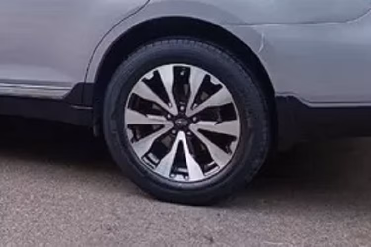 Subaru Outback 2.5i-S được trang bị động cơ Boxer 4 xi lanh đối đỉnh, dung tích 2.5L cho công suất 175 mã lực tại 5.800 v/ph và mô-men xoắn 235 Nm tại 4.000 v/ph. Đi kèm là hộp số vô cấp CVT và hệ dẫn động 4 bánh đối xứng Symmetrical AWD đặc trưng của Subaru. Ngoài ra, hỗ trợ vận hành còn có hệ thống lái thông minh SI-Drive với 2 chế độ I và S, kết hợp cùng hệ thống X-Mode hỗ trợ lái xe trên đường xấu, trơn trượt.