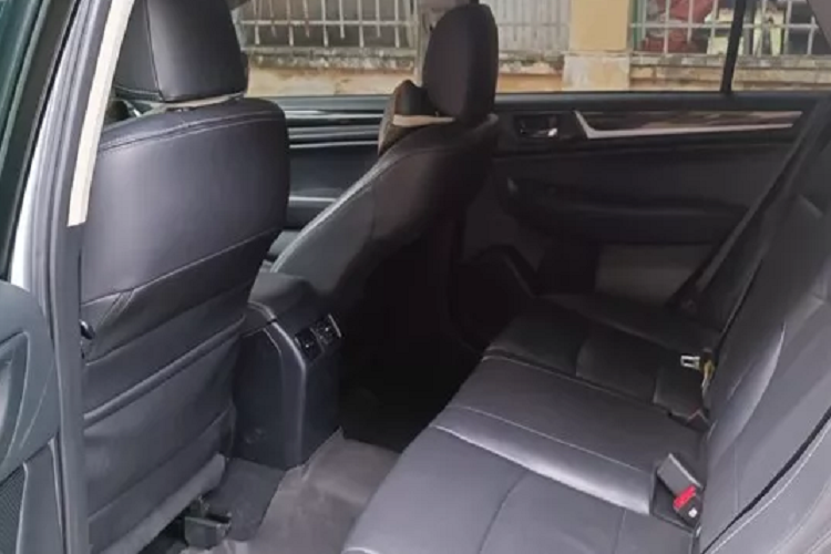 Ngoài ra, khoảng sáng gầm 220 mm cũng giúp xe có khả năng vận hành đa dụng, rất phù hợp với điều kiện đường xá Việt Nam. Khoang nội thất Outback 2015 khá rộng rãi với thiết kế 5 chỗ ngồi, có khoảng để chân thoải mái và khoang hành lý rất rộng. Trang bị tiện nghi theo xe không có nhiều tính năng hiện đại như ngày nay, nhưng ở mức đủ dùng.