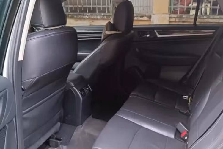 Ngoài ra, khoảng sáng gầm 220 mm cũng giúp xe có khả năng vận hành đa dụng, rất phù hợp với điều kiện đường xá Việt Nam. Khoang nội thất Outback 2015 khá rộng rãi với thiết kế 5 chỗ ngồi, có khoảng để chân thoải mái và khoang hành lý rất rộng. Trang bị tiện nghi theo xe không có nhiều tính năng hiện đại như ngày nay, nhưng ở mức đủ dùng.